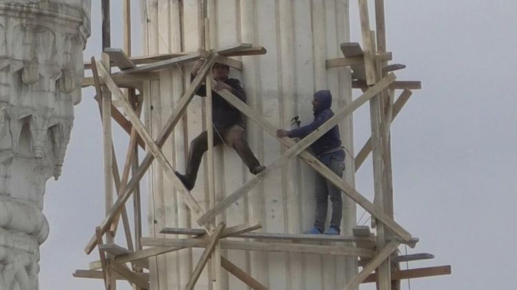 Metrelerce yükseklikte güvenlik önlemi almadan çalışıyorlar