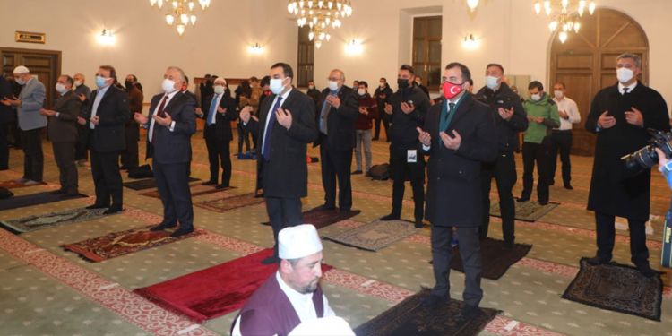 Eller, aziz şehitlerimiz için semaya açıldı