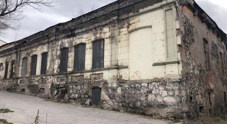 Kars’ta sahiplerinin terk ettiği tarihi evler yıkılıyor