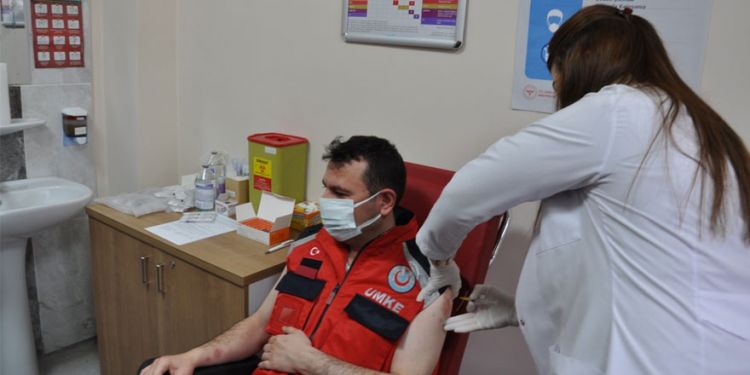 Kars’ta ilk aşıyı sağlık müdürü yaptırdı