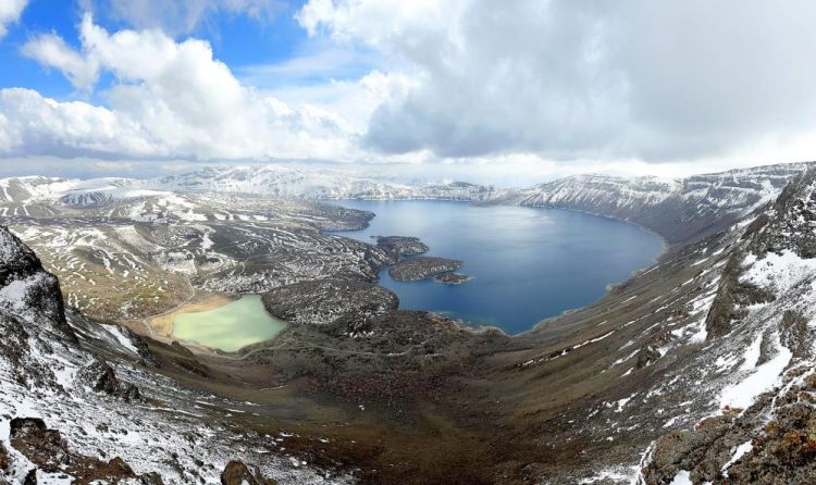 Nemrut Dağı ve krater göllerinin muhteşem kar manzarası hayran bırakıyor