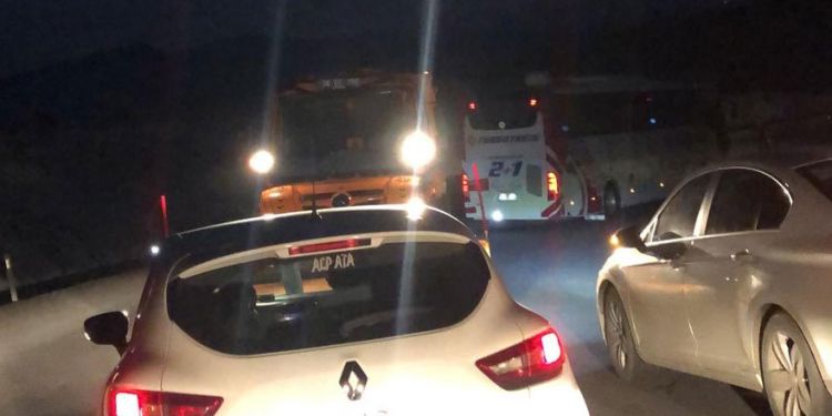 Hayvan yüklü kamyon devrildi, kara yolu trafiğe kapandı