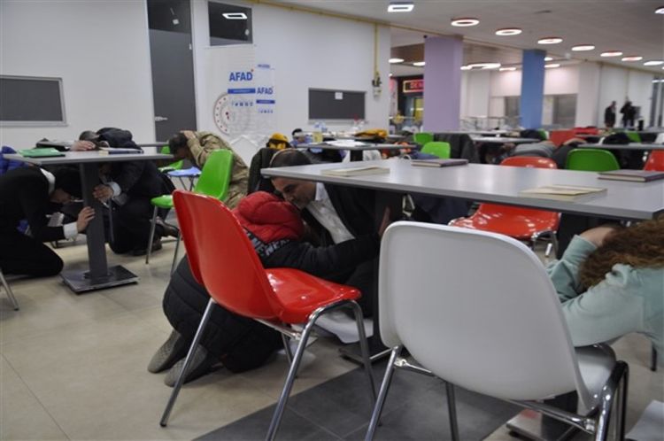 "Çök-Kapan-Tutun" deprem tatbikatı yapıldı