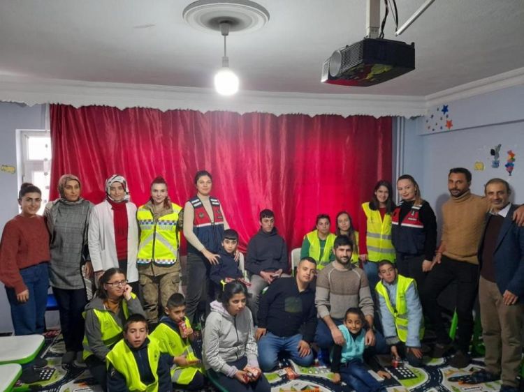 Kars’ta jandarmadan özel çocuklara anlamlı ziyaret