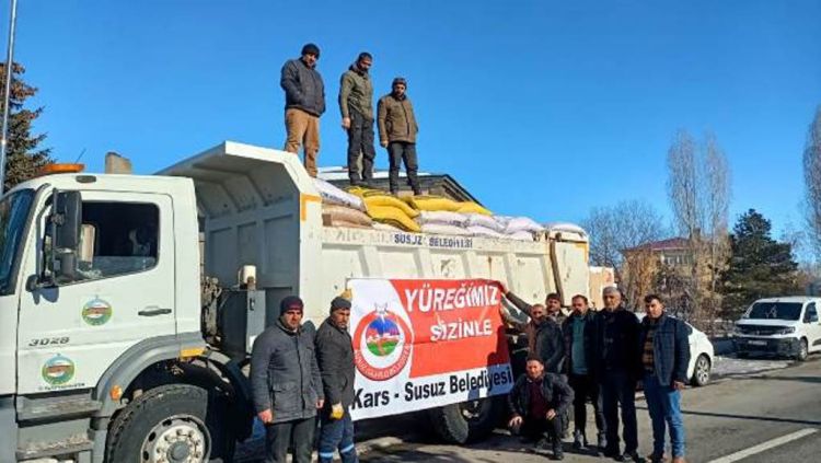 Susuz Belediyesi deprem bölgesine hayvan yemi gönderdi