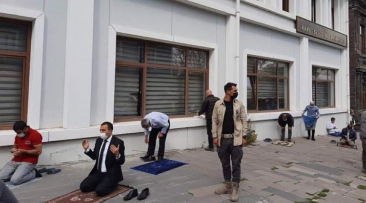 Vali Öksüz belediye binası önünde Cuma namazı kıldı