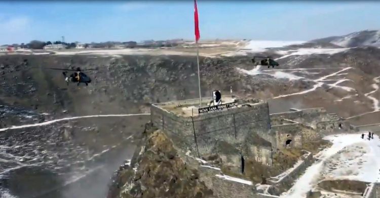 ATAK helikopterleri Kars Kalesi'ndeki Türk bayrağını selamladı