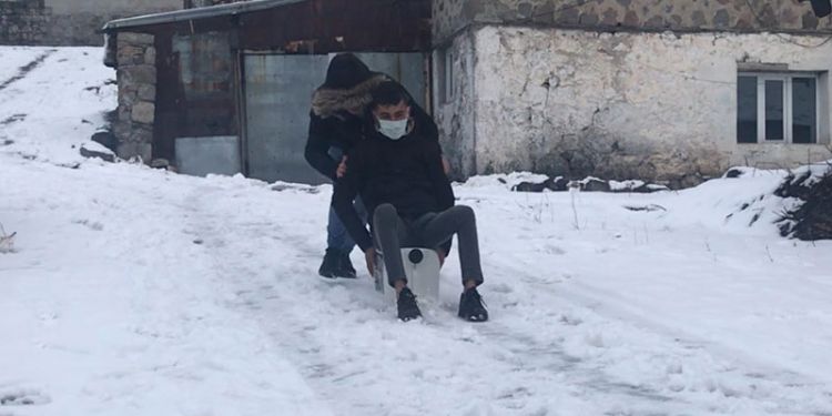 Kars’ta çocuklar karın keyfini çıkardılar