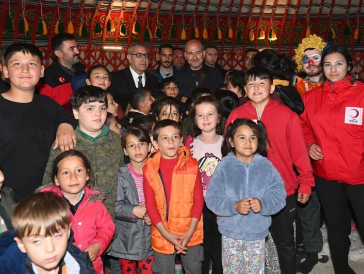 İçişleri Bakanı Soylu, depremin merkezi Pazarcık'tan duyurdu: "Köylere konteyner vereceğiz"