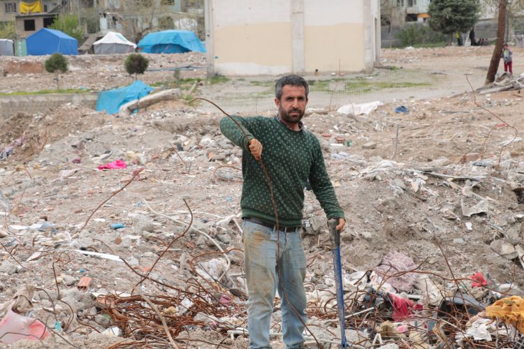 Enkazlardan kalan demir parçaları geçim kaynağı oldu