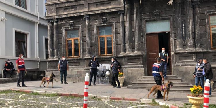 Kayyum atanan Kars Belediyesi’nde bomba araması