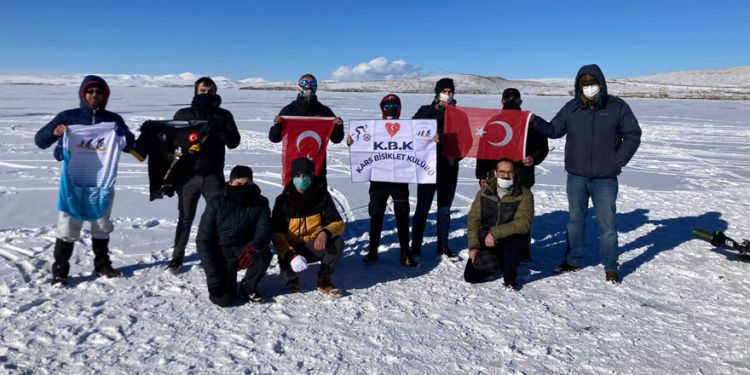 Donmuş Çıldır Gölü üzerinde bisiklet keyfi
