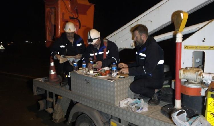 Evlerinden uzak kamyonet kasasında sahur yaptılar