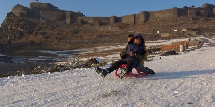 Kars’ta çocukların kızak keyfi