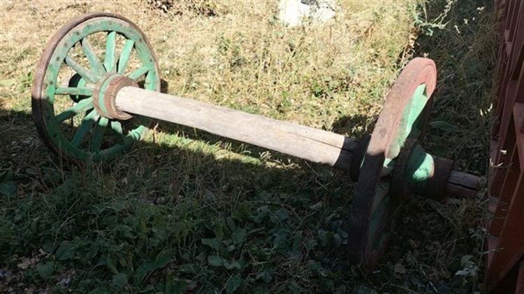 Ahşap tarım araçlarının kalıntıları kafelerin bahçesinde sergileniyor