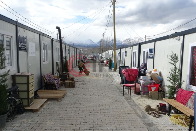 Malatya'da konteyner kentlerin kurulumu sürüyor