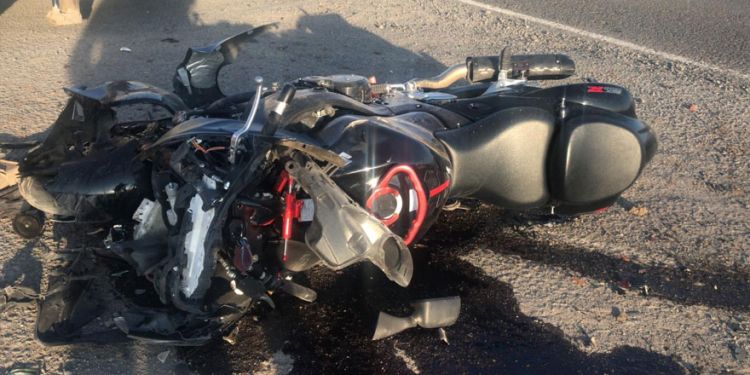 Kars’ta motosikletle kamyonet çarpıştı