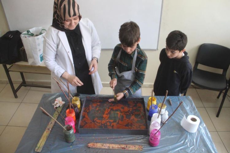 Elazığ'da ebru sanatı ile tanışan çocuklar büyük mutluluk yaşadı