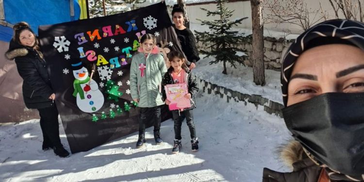 Sarıkamış'ta minikler, karnelerini öğretmenlerinden aldılar