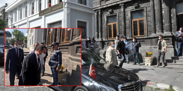 Kayyum olarak atanan Vali Öksüz göreve başladı
