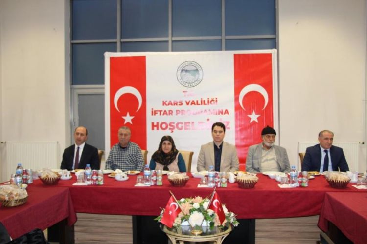 Kars Valiliğince depremzedelere yönelik iftar yemeği verildi