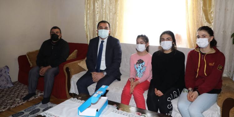 Vali Öksüz ev ziyaretlerine devam ediyor
