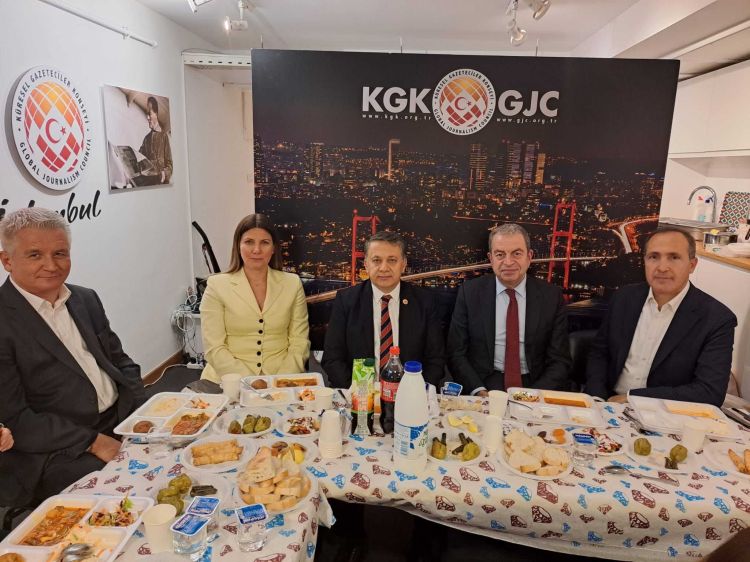Yerli ve yabancı gazeteciler iftarda buluştu