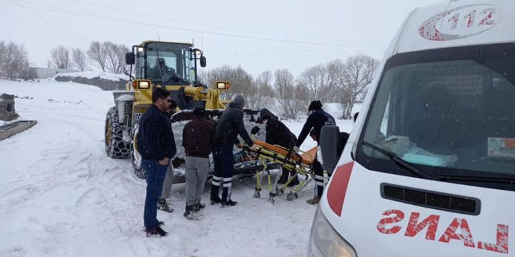 Arpaçay Göldalı Köyü'nde mahsur kalan hasta kepçeyle ambulansa taşındı