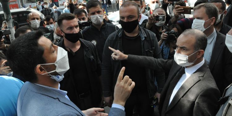 HDP’li vekiller belediyeye zorla girmeye çalıştı