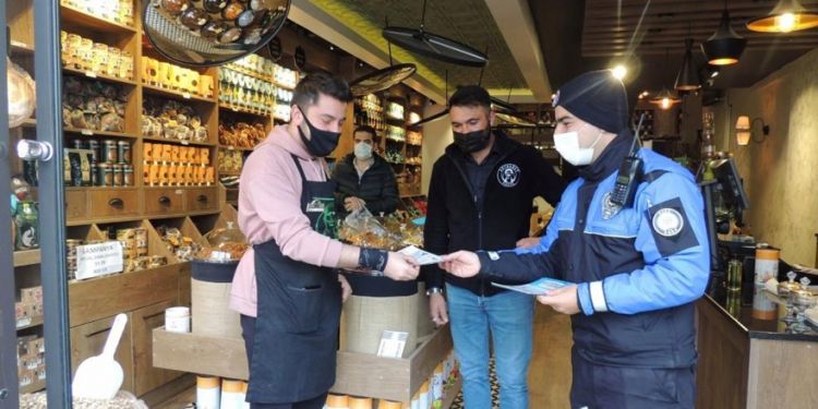 Kars’ta polis esnafı bilgilendiriyor