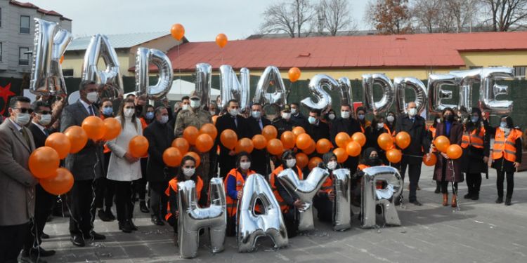Kars’ta kadına şiddete dikkat çekildi
