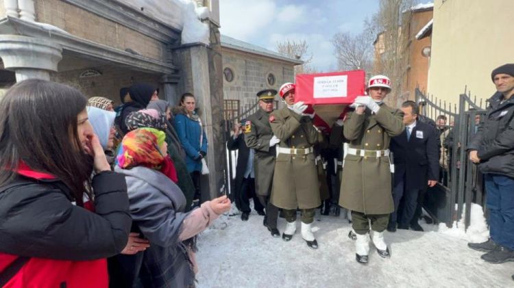 Depremde göçük altında kalan uzman er memleketi Kars'ta toprağa verildi