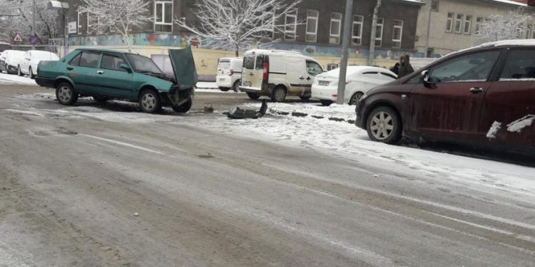 Kars’ta kar yağışı kazalara neden oldu
