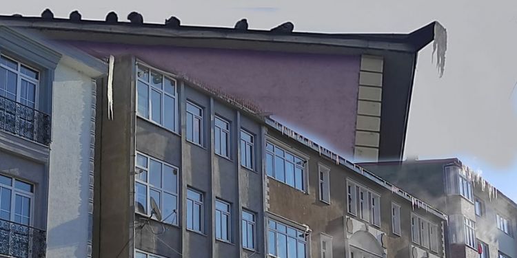Çatılardaki buz sarkıtları tehlike saçıyor