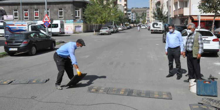 Muhtar talep etti, belediye hız kesici yaptı