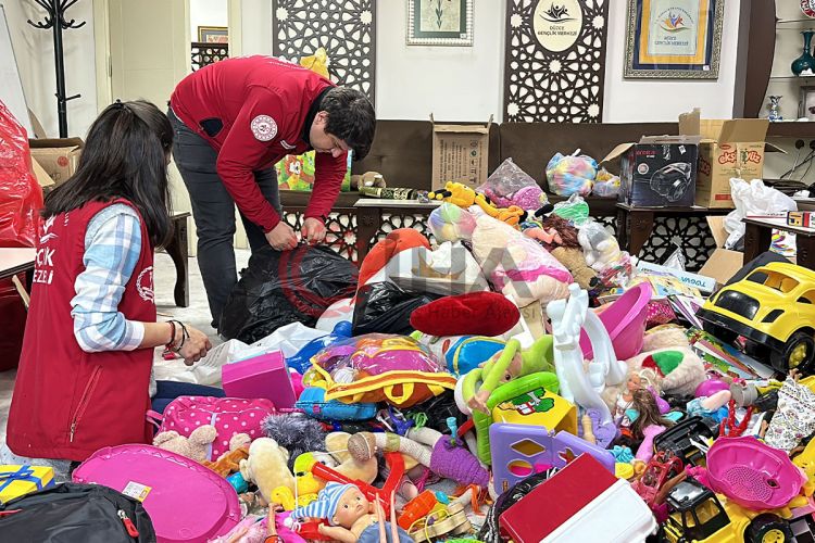 Öğrenciler oyuncaklarını depremzedeler için bağışladı