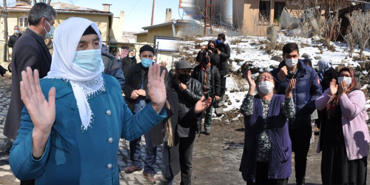 “Muhtar gitti, mahalle karanlığa gömüldü”