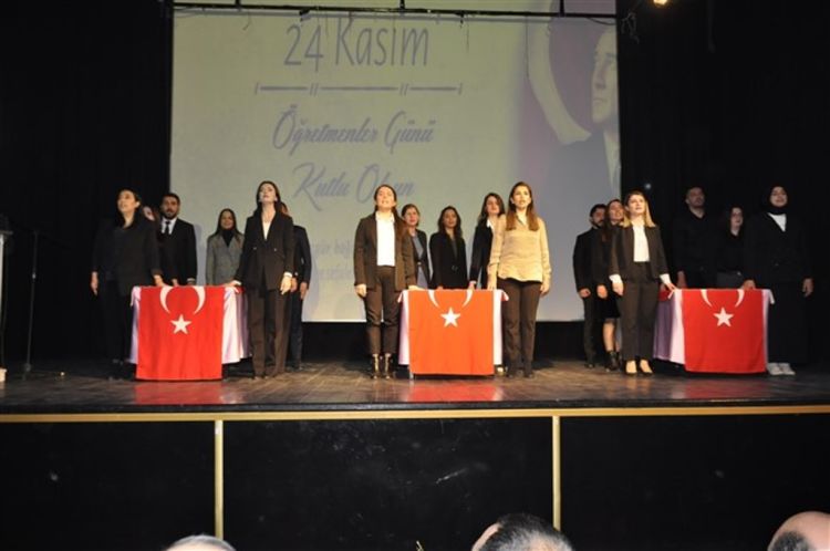Genç öğretmenler Türk Bayrağına El Basarak Meslek Yemini Etti
