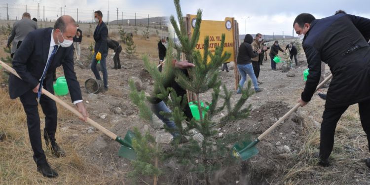 Kars polisi 100. yılda 100 fidan dikti