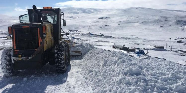 Kars’ta Özel idare ekipleri kapalı yolları açtı
