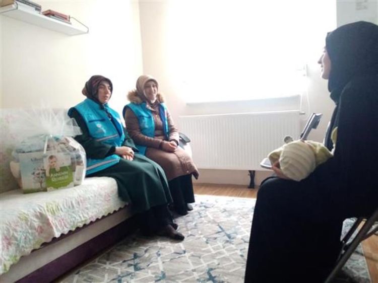 Depremzede aileye bebek bohçası hediye edildi