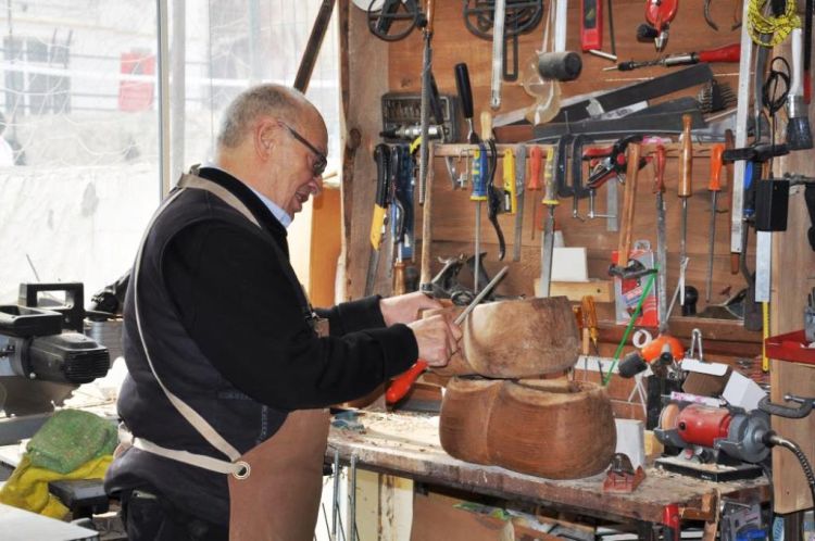 Karslı sanatçı baba mesleğini öğretecek çırak bulamıyor