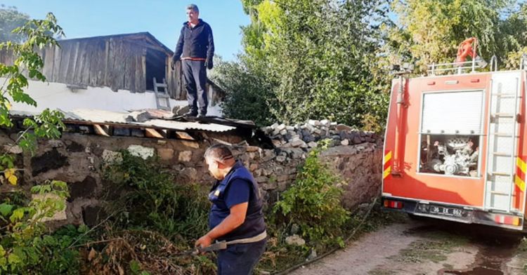 Kars’ta bir ev tamamen yandı