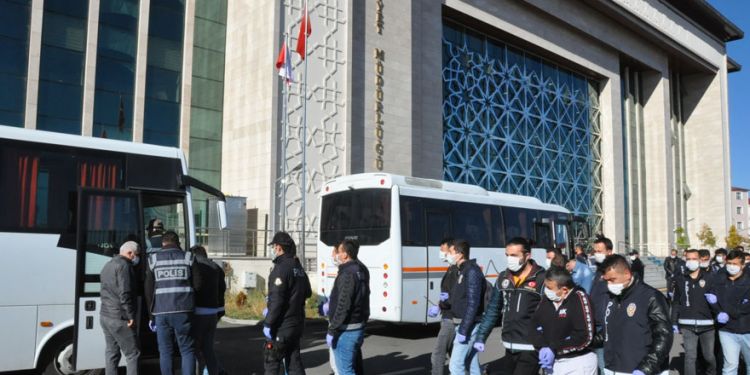 Kars polisi 405 bin kişiyi kurtardı