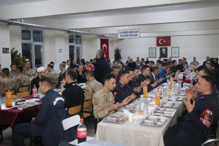 Vali Vekili Tuna, Mehmetçikle birlikte iftar açtı