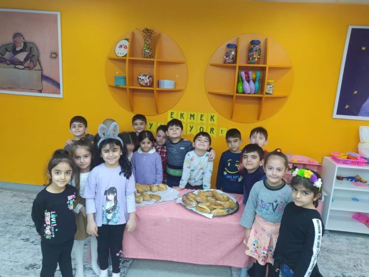 Ağrı'da minik öğrenciler aileleri için iftar ekmeği hazırladı