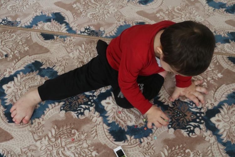 Yaşı yaşına oranla el ve ayakları orantısız büyüyor
