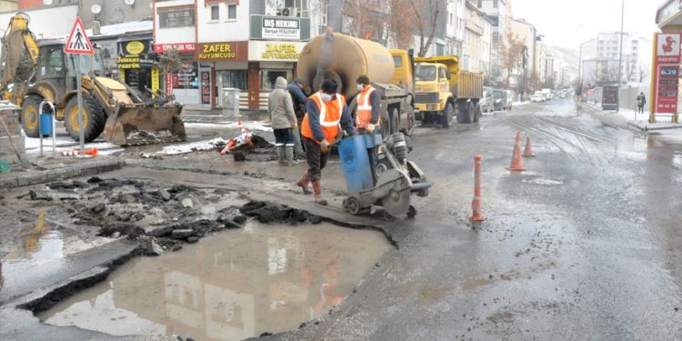 Su borusu patladı, Kazımpaşa Caddesi trafiğe kapatıldı