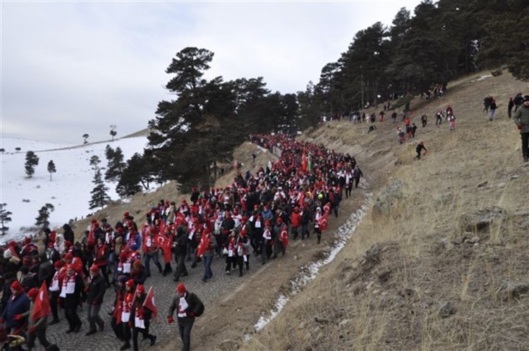 Binlerce kişi ellerinde Türk Bayrakları ile yürüyerek 90 bin şehidi andı