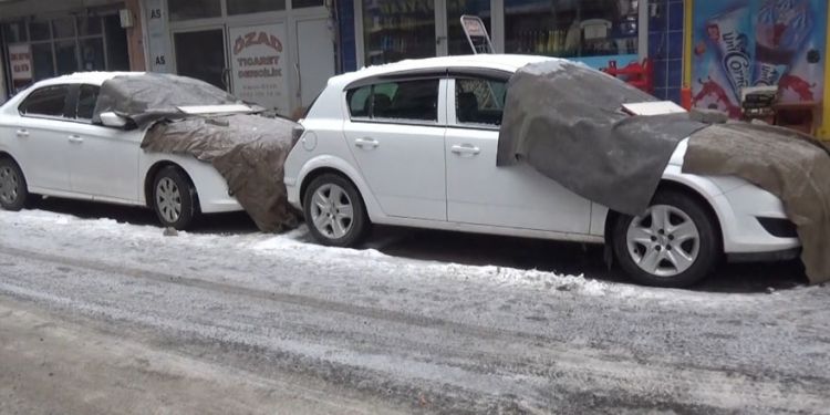 Vatandaşlardan araçlara battaniyeli soğuk önlemi